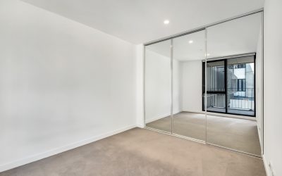 Do jakich wnętrz pasuje szafa z lustrzanym frontem?